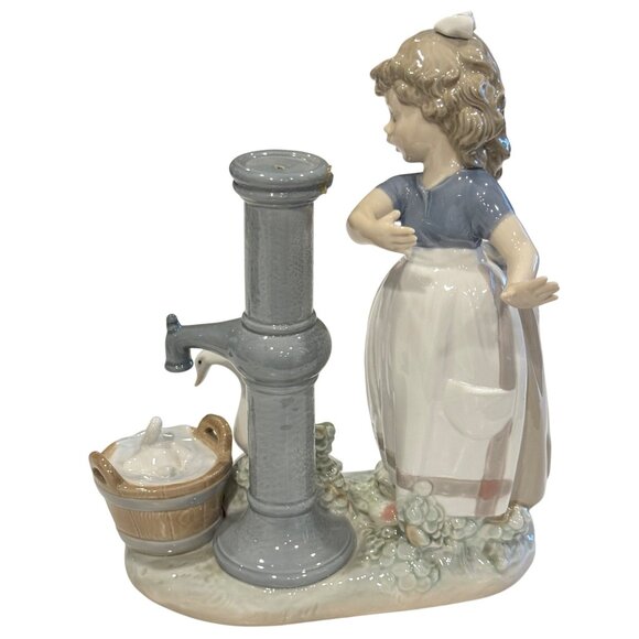 Lladro Figurine Summer on the Farm 5285 Girl at Water Pump with Ducks & Basket - Picture 5 of 16